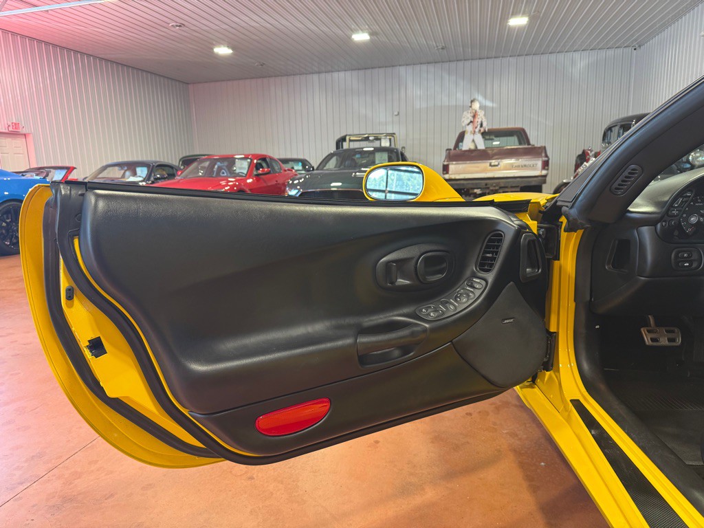 2004 Chevrolet Corvette Image 17