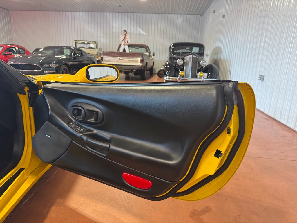 2004 Chevrolet Corvette Image 21