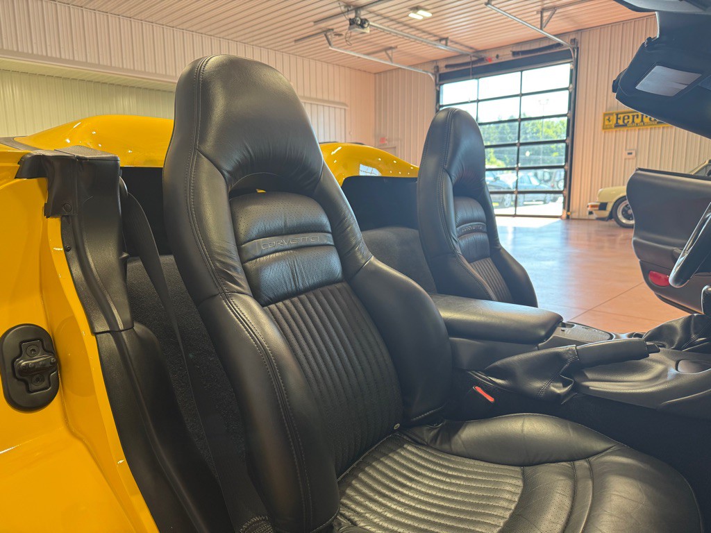 2004 Chevrolet Corvette Image 23