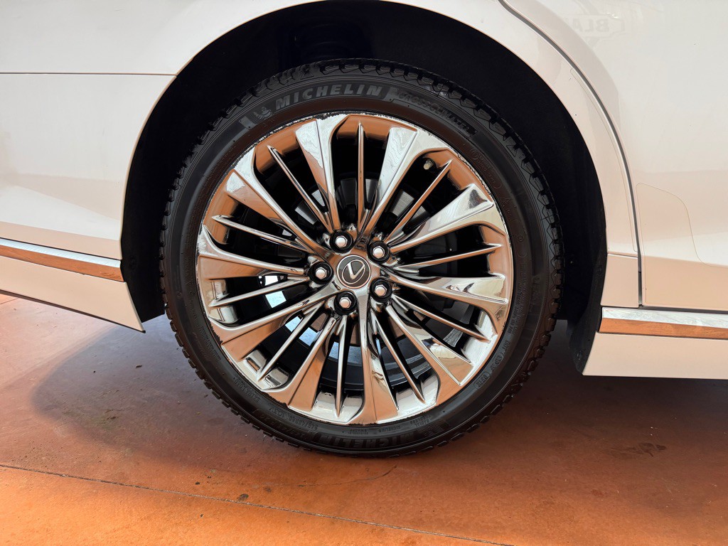 2018 Lexus LS Image 16