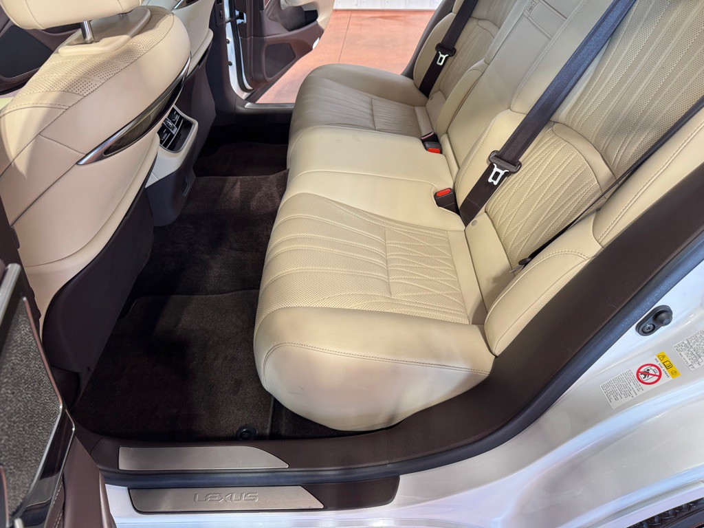 2018 Lexus LS Image 23