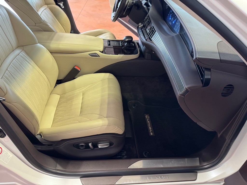 2018 Lexus LS Image 26