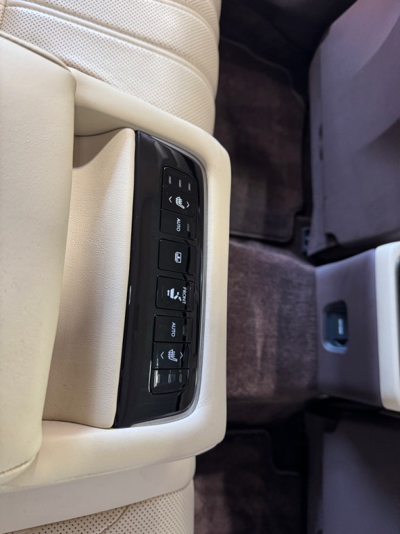2018 Lexus LS Image 33