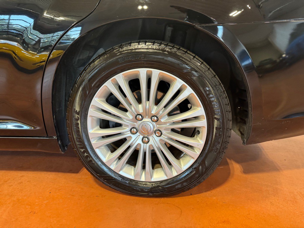 2014 Chrysler 300 Image 12