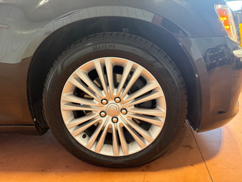 2014 Chrysler 300 Image 14