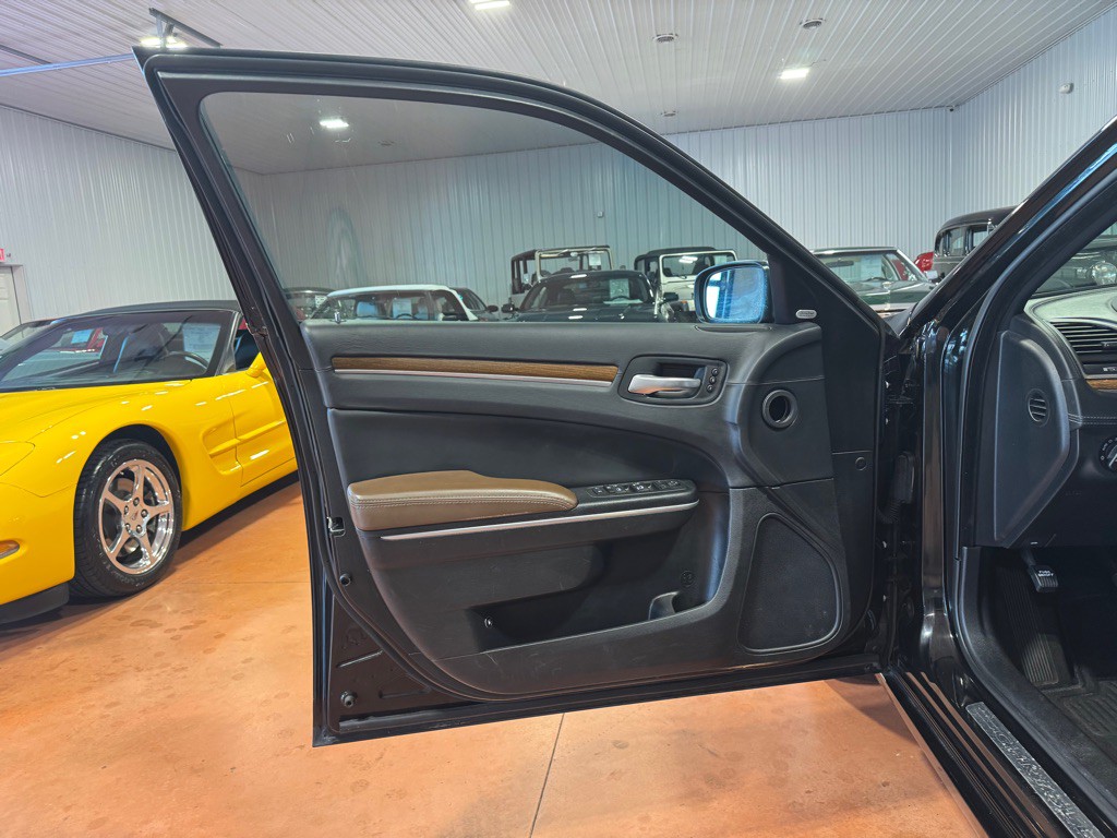 2014 Chrysler 300 Image 16