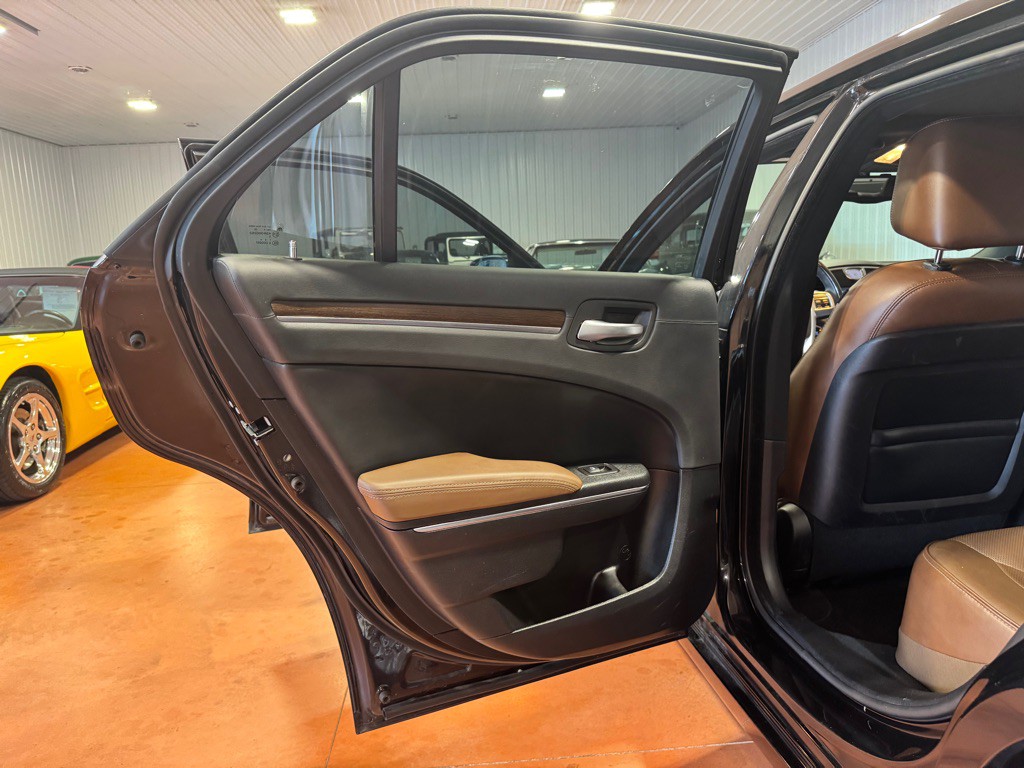 2014 Chrysler 300 Image 19