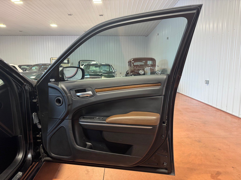 2014 Chrysler 300 Image 22