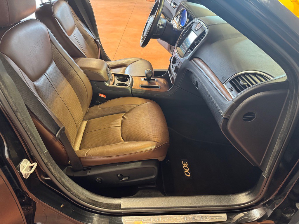 2014 Chrysler 300 Image 23