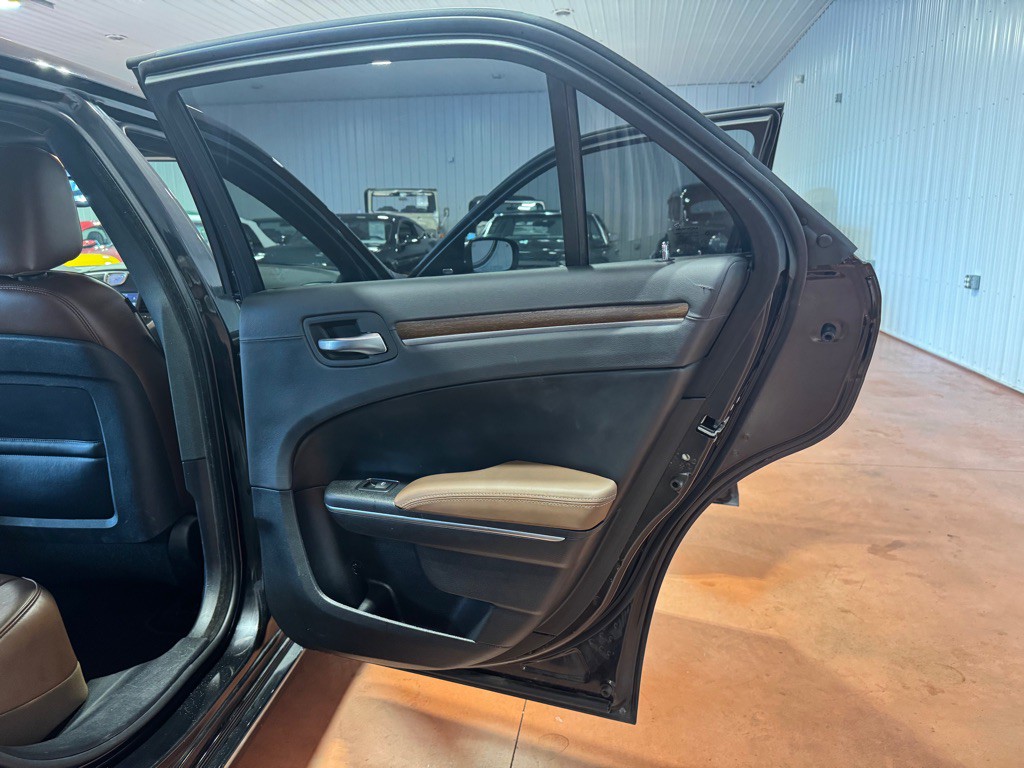 2014 Chrysler 300 Image 25