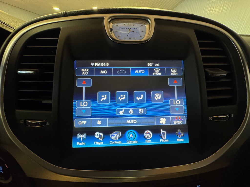 2014 Chrysler 300 Image 32