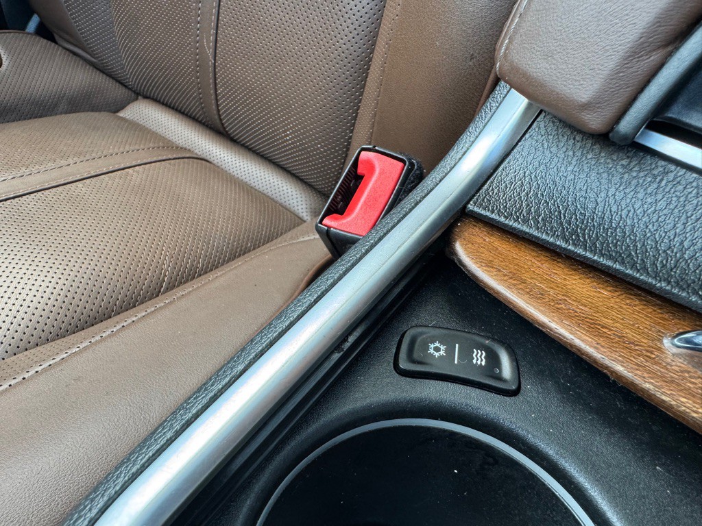 2014 Chrysler 300 Image 36