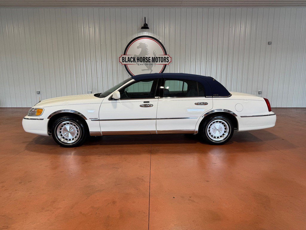 1999 Lincoln Town Car Image 1