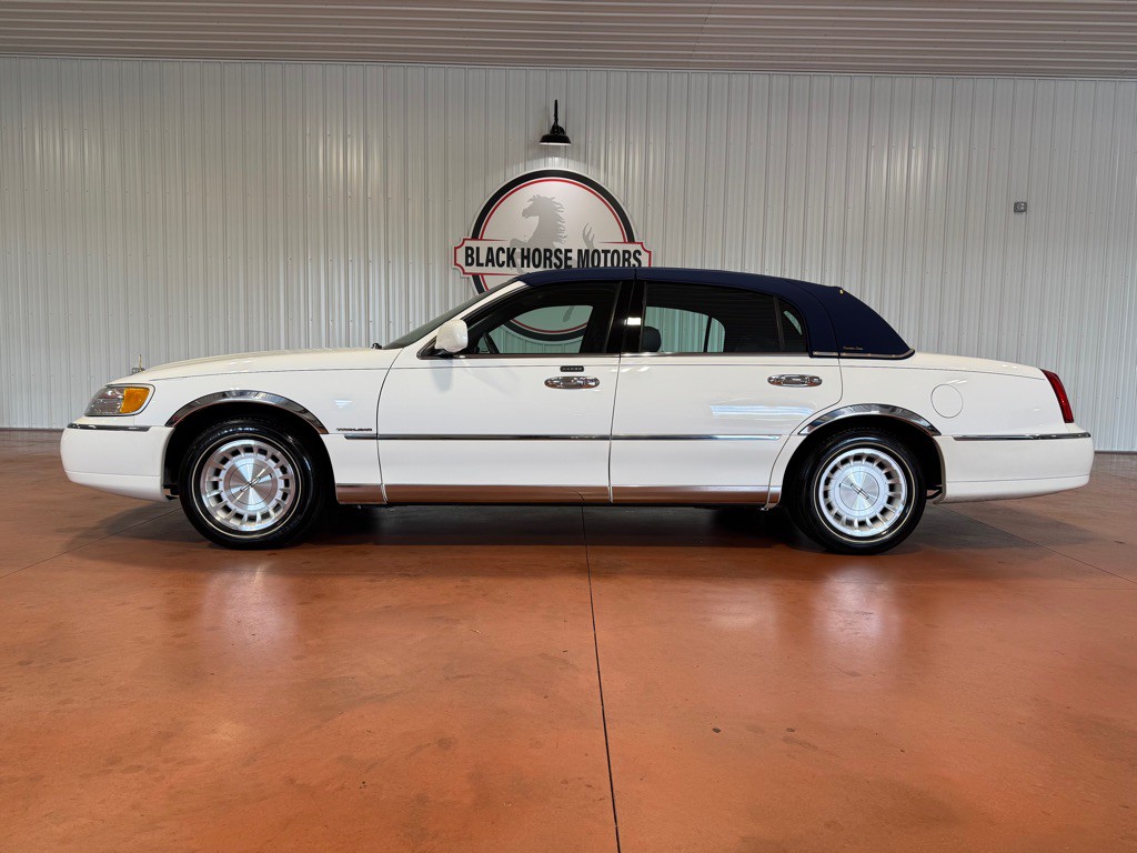 1999 Lincoln Town Car Image 2