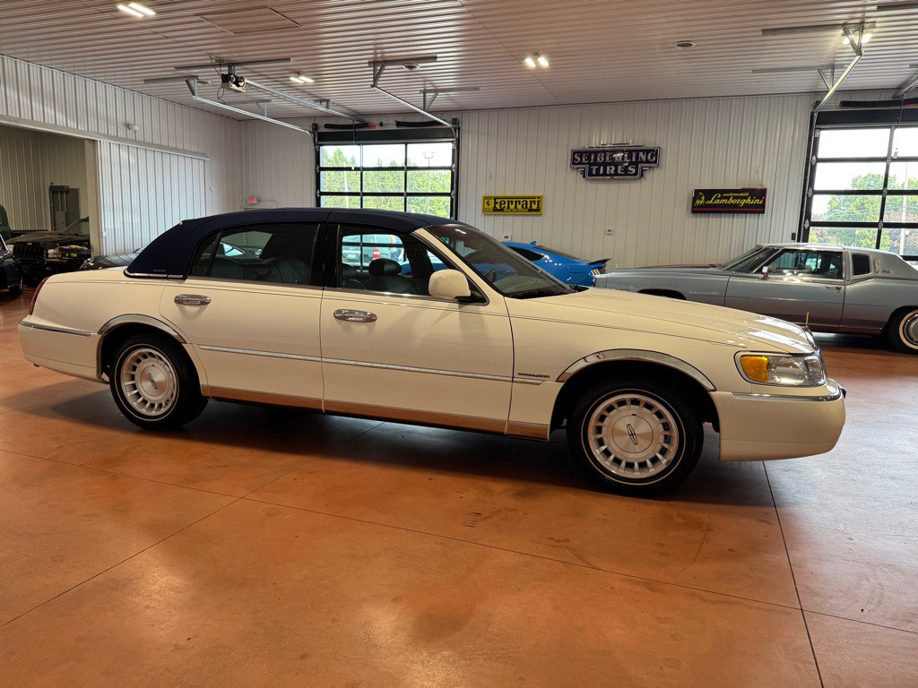 1999 Lincoln Town Car Image 8