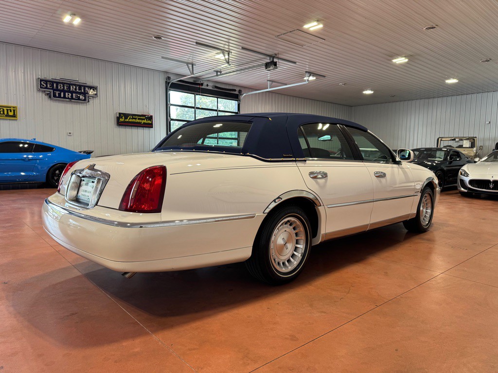 1999 Lincoln Town Car Image 9