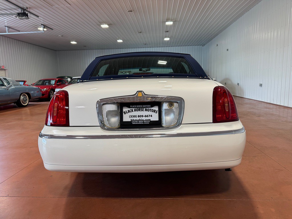 1999 Lincoln Town Car Image 10