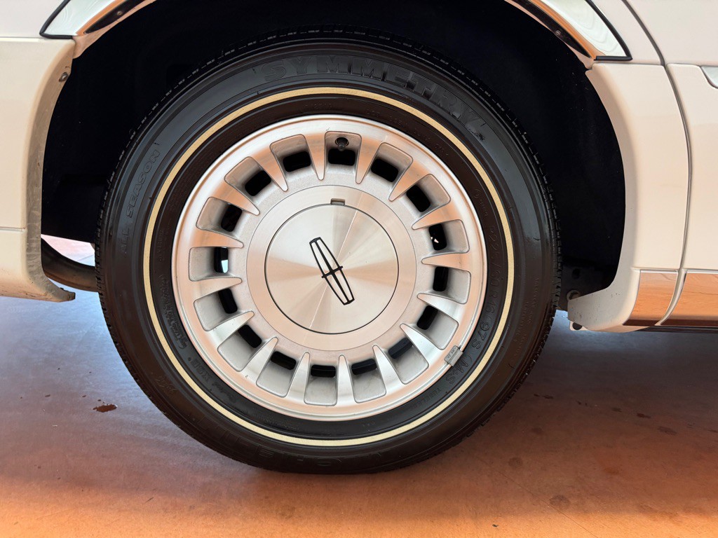 1999 Lincoln Town Car Image 14