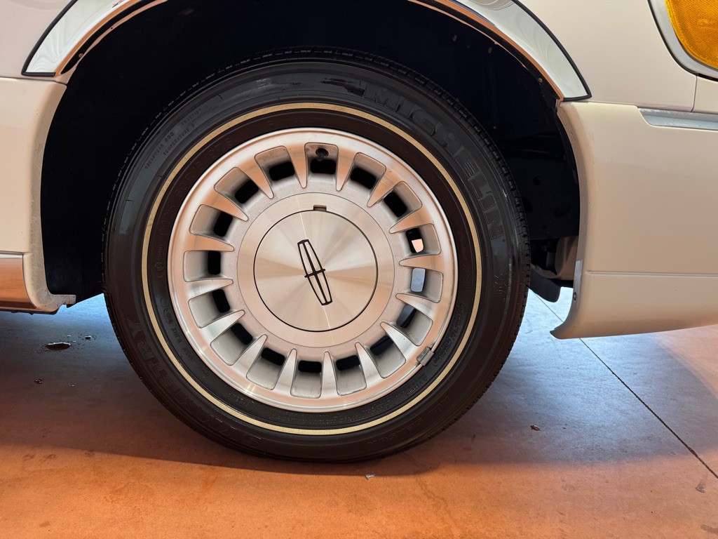 1999 Lincoln Town Car Image 15