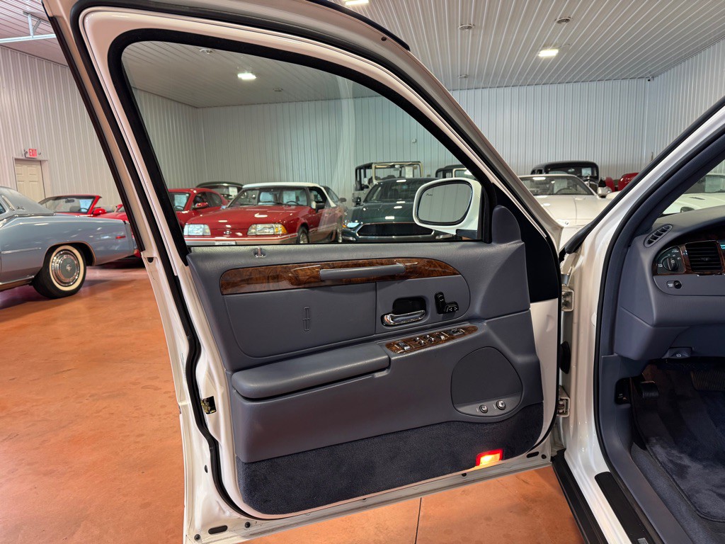 1999 Lincoln Town Car Image 18