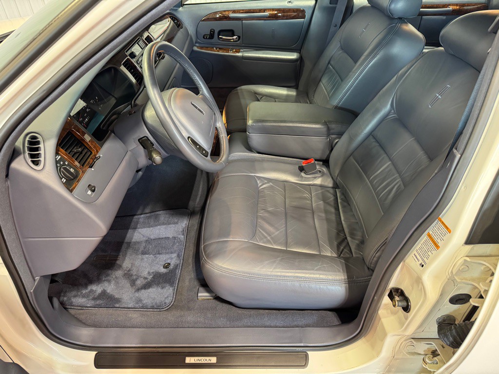 1999 Lincoln Town Car Image 19