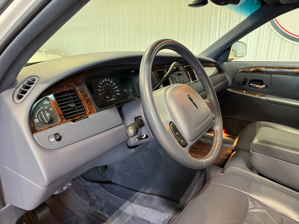 1999 Lincoln Town Car Image 21