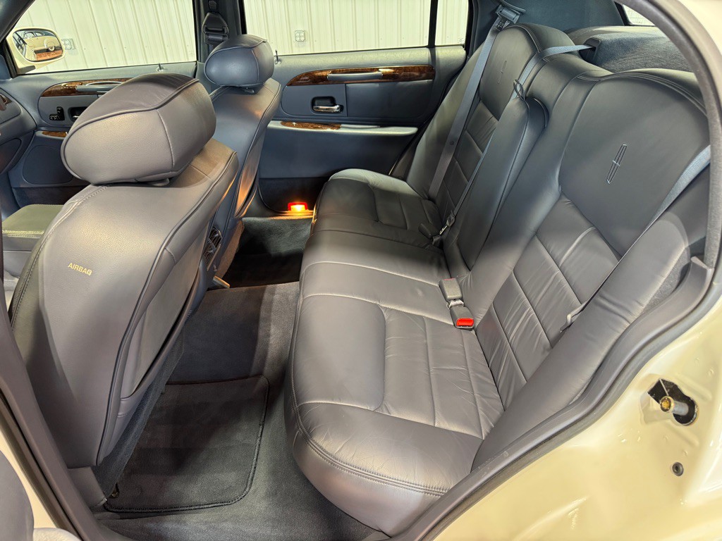 1999 Lincoln Town Car Image 23