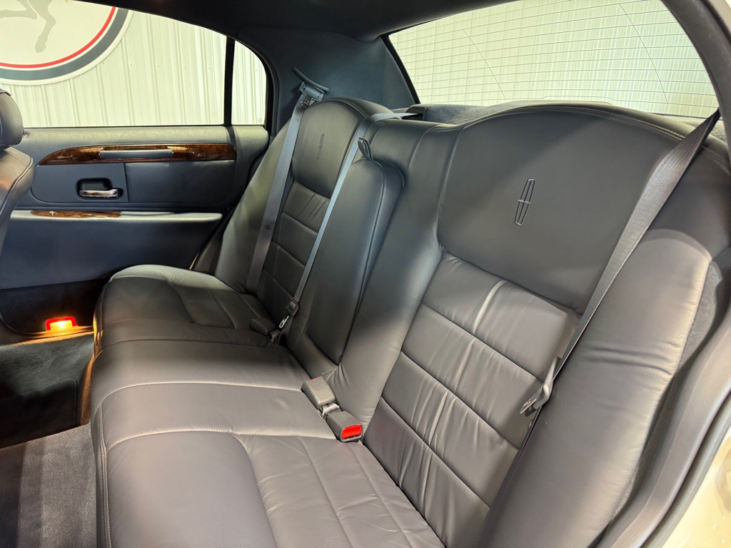1999 Lincoln Town Car Image 24