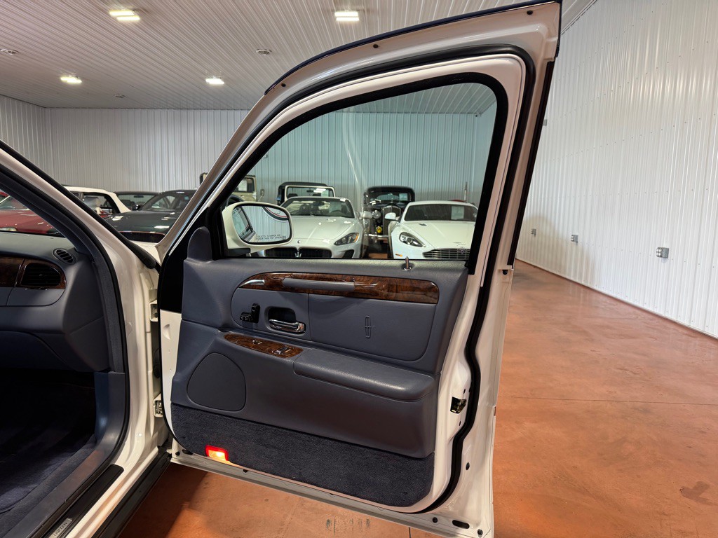 1999 Lincoln Town Car Image 25