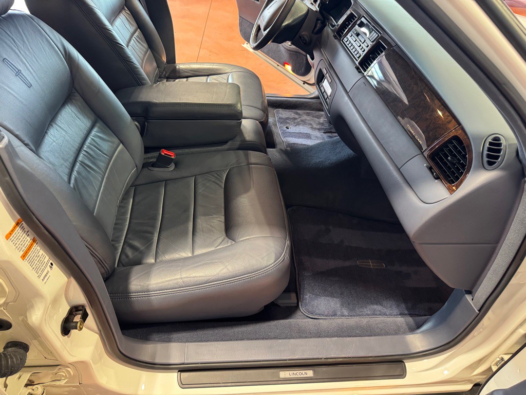 1999 Lincoln Town Car Image 26