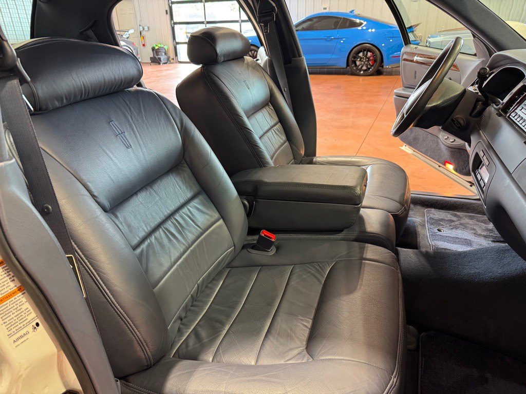 1999 Lincoln Town Car Image 27
