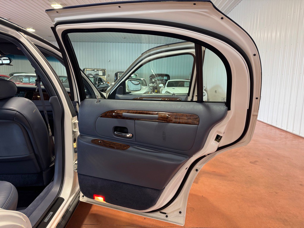 1999 Lincoln Town Car Image 28