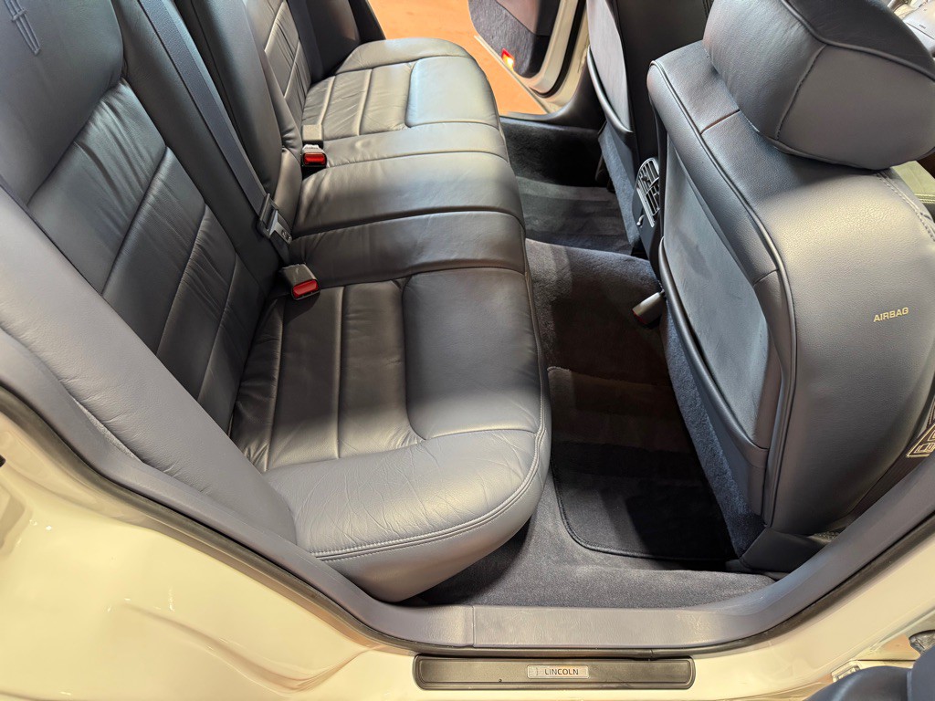 1999 Lincoln Town Car Image 29