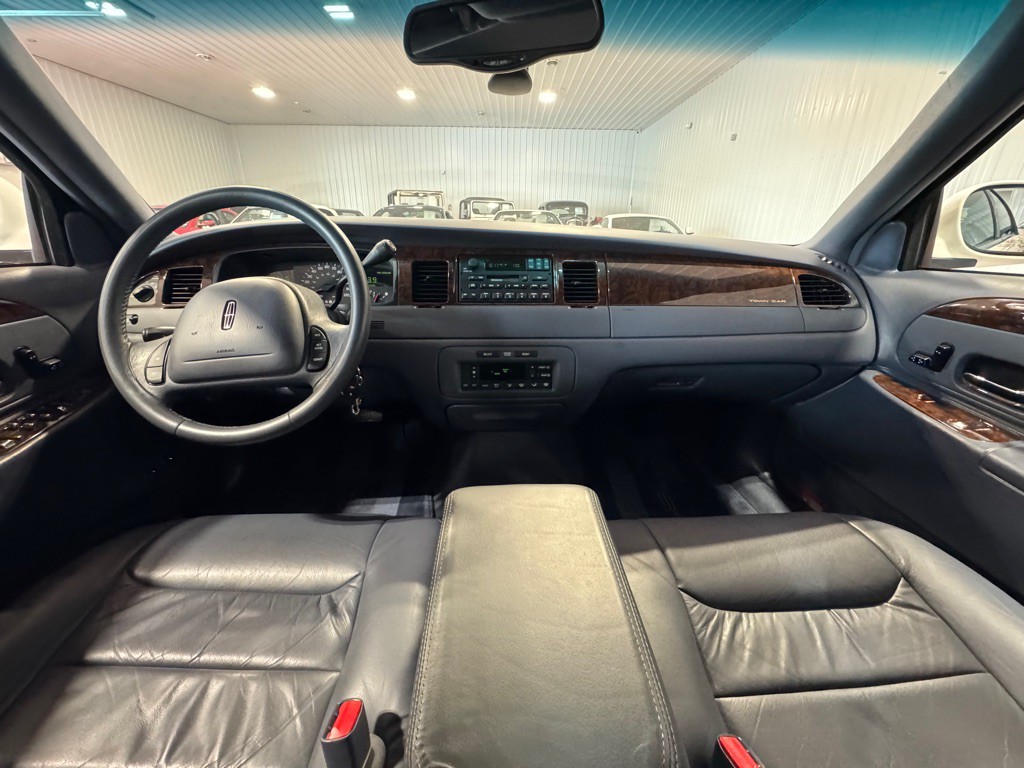 1999 Lincoln Town Car Image 32