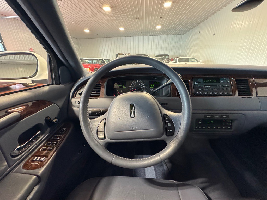1999 Lincoln Town Car Image 33