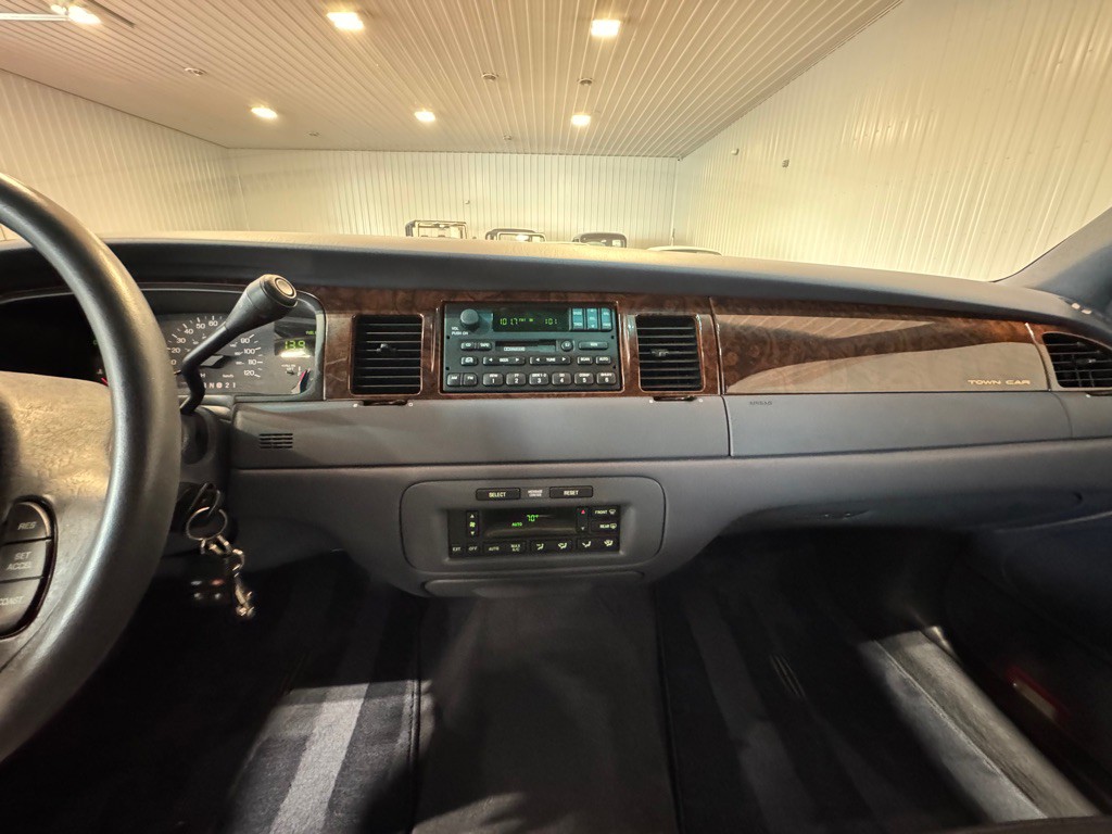 1999 Lincoln Town Car Image 34