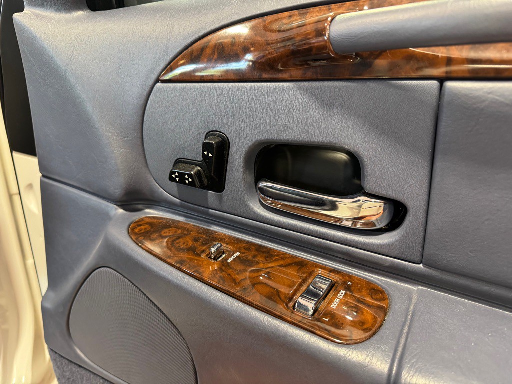1999 Lincoln Town Car Image 38