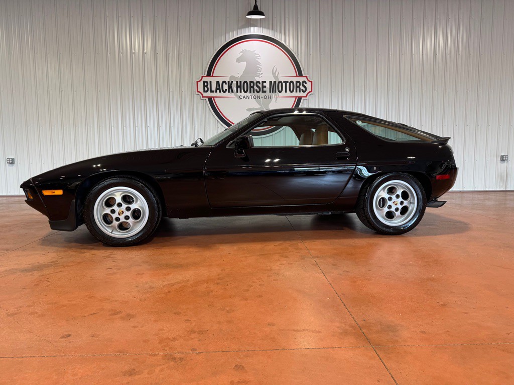1986 Porsche 928 Image 2