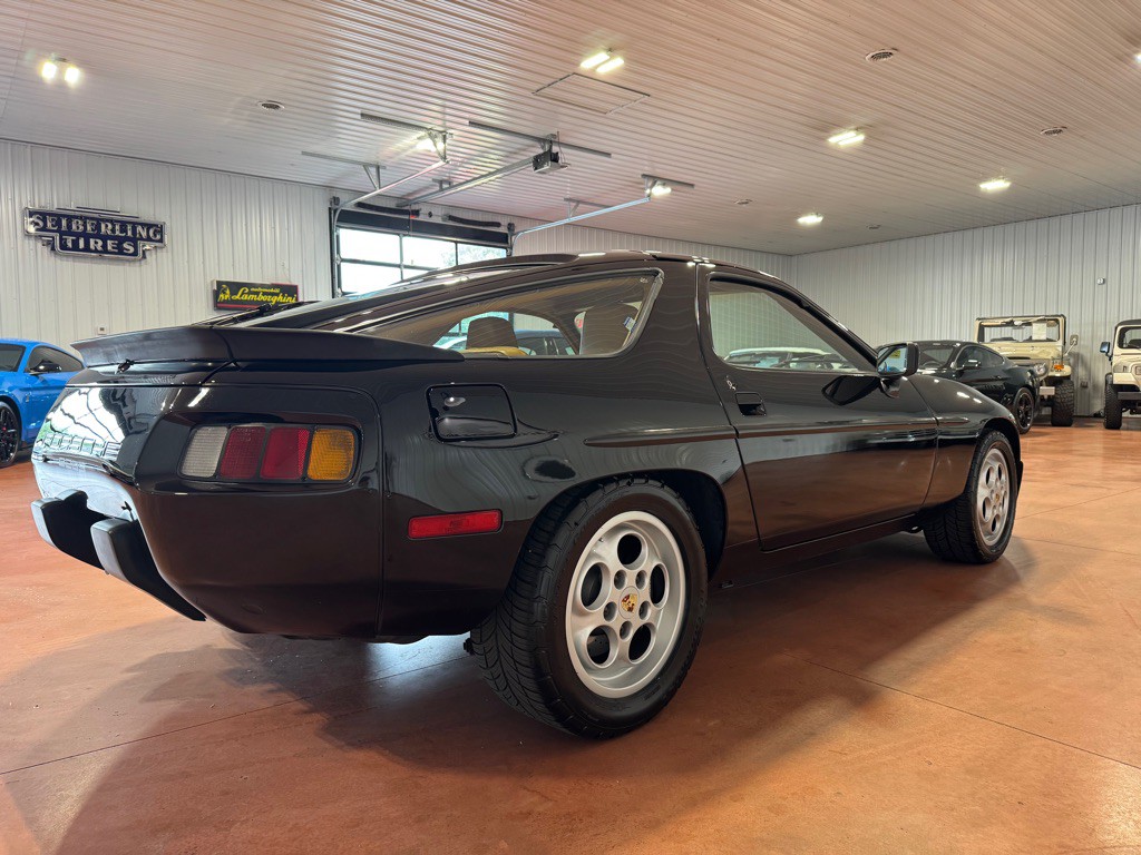 1986 Porsche 928 Image 8