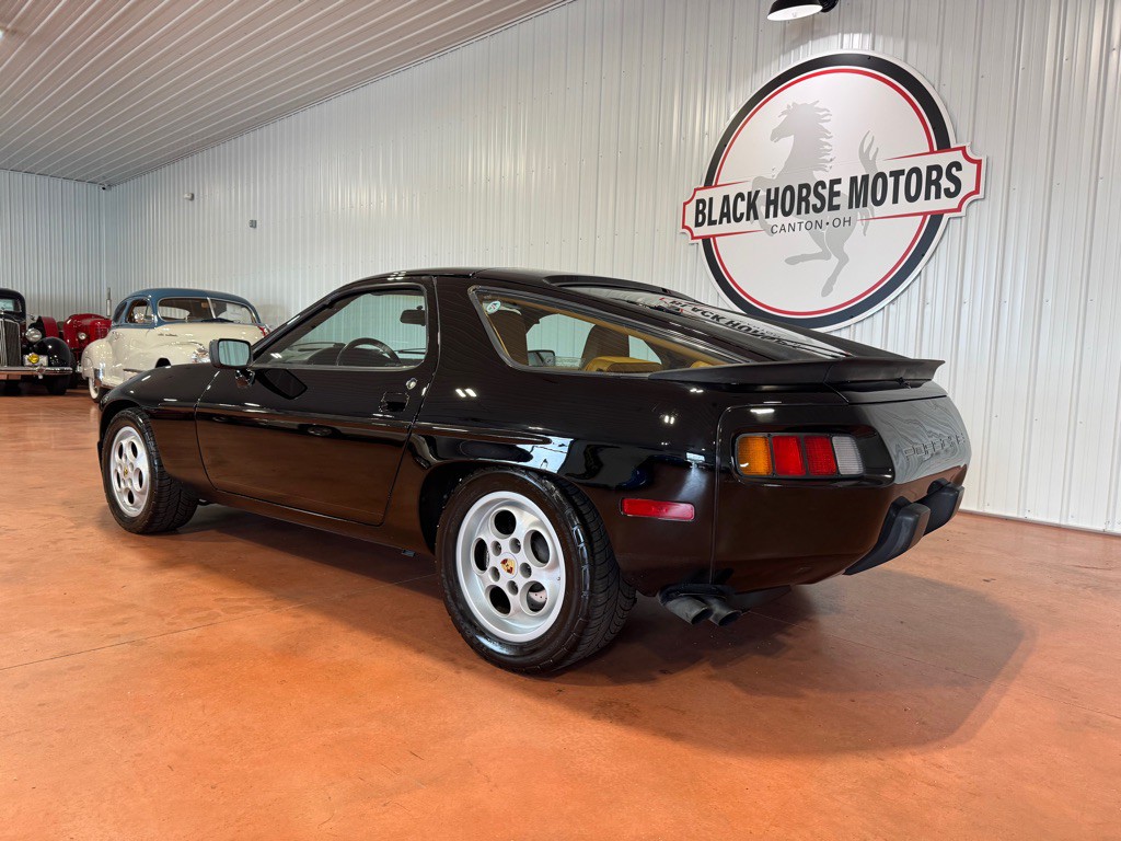 1986 Porsche 928 Image 10