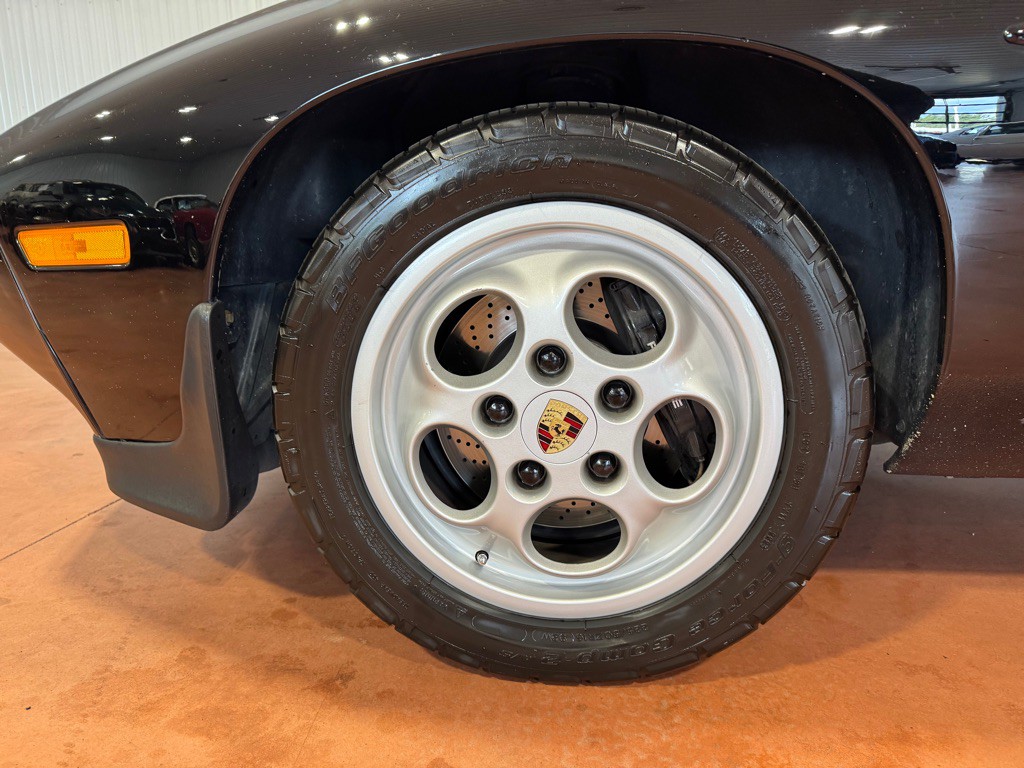 1986 Porsche 928 Image 12