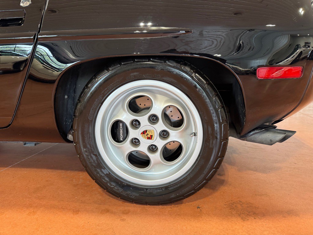 1986 Porsche 928 Image 13