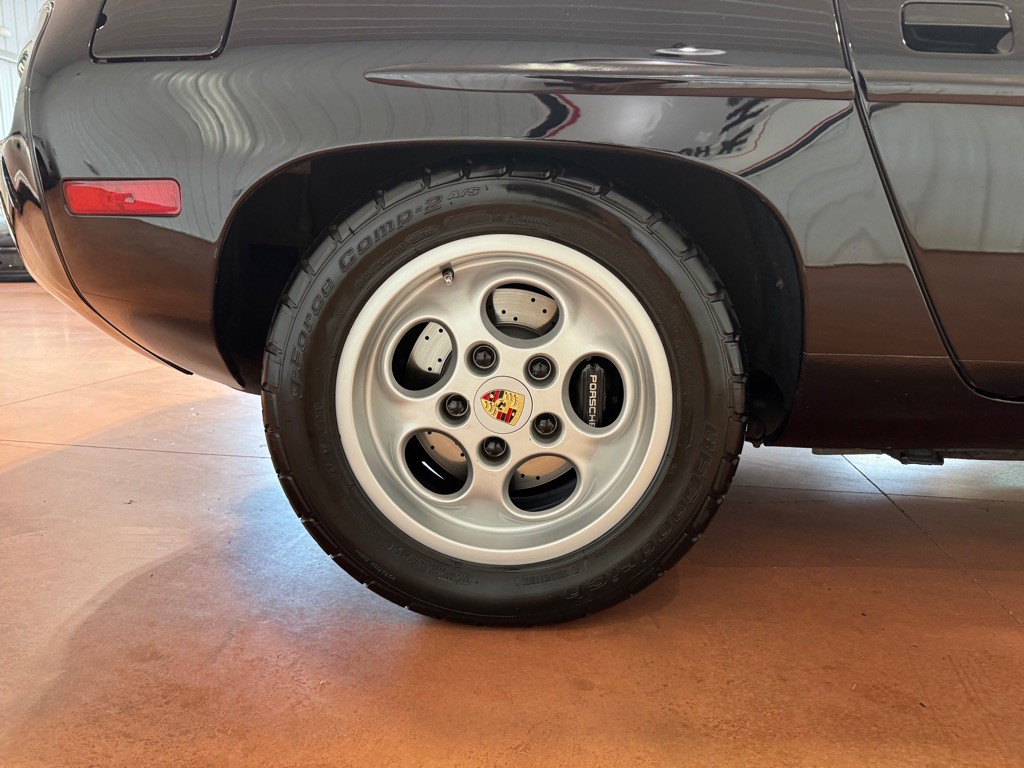 1986 Porsche 928 Image 14