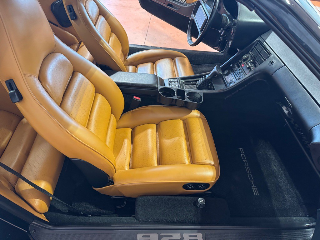 1986 Porsche 928 Image 24