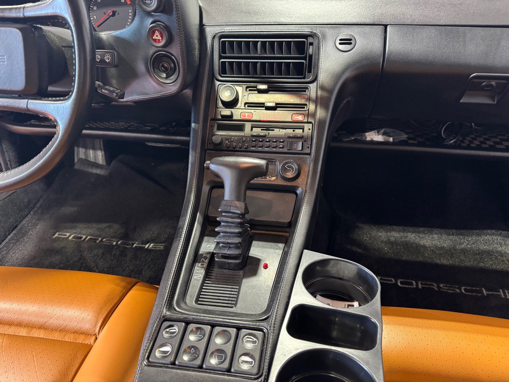 1986 Porsche 928 Image 30