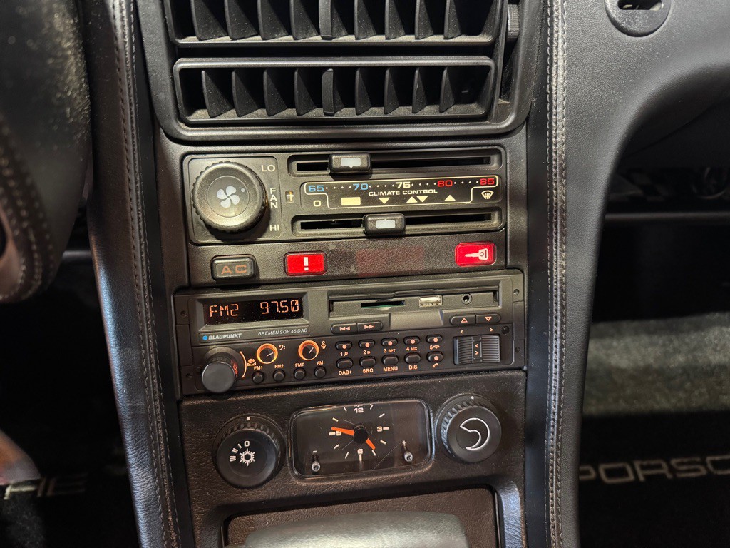 1986 Porsche 928 Image 31
