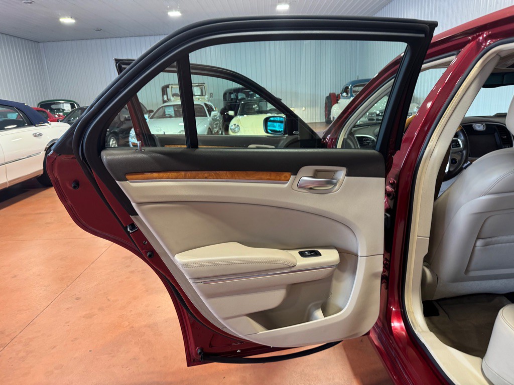 2012 Chrysler 300 Image 19