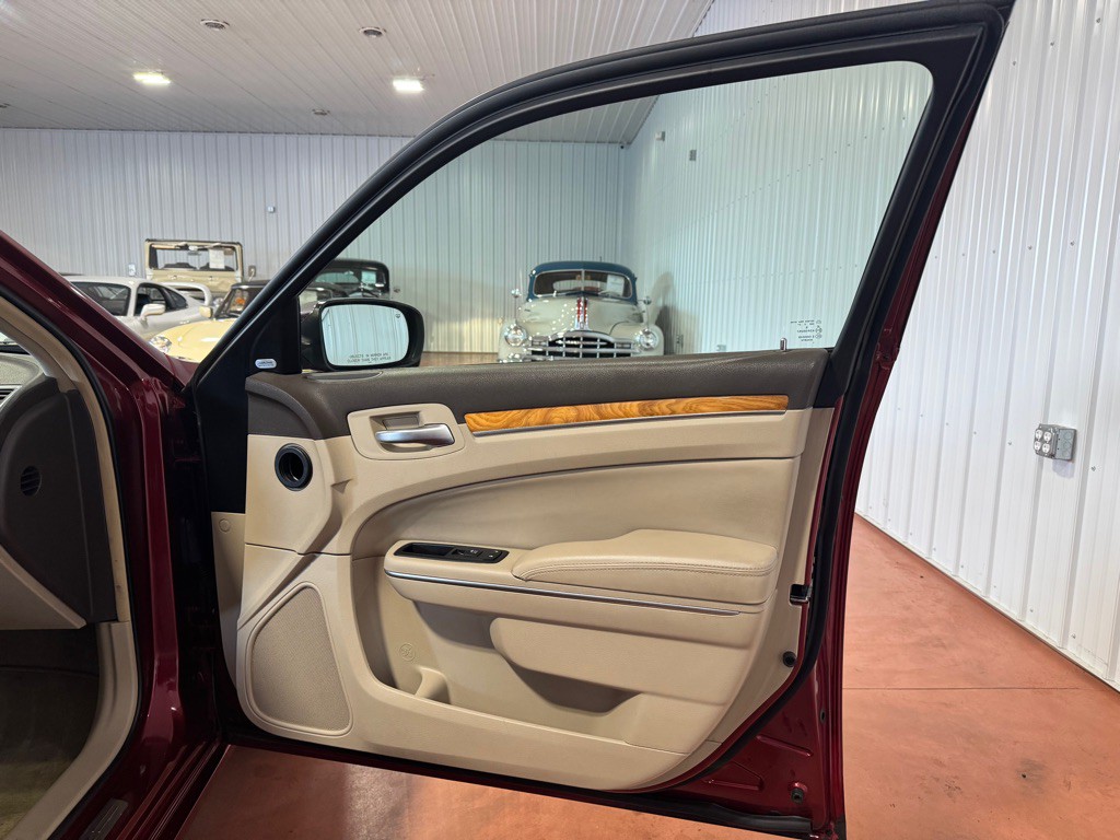2012 Chrysler 300 Image 22