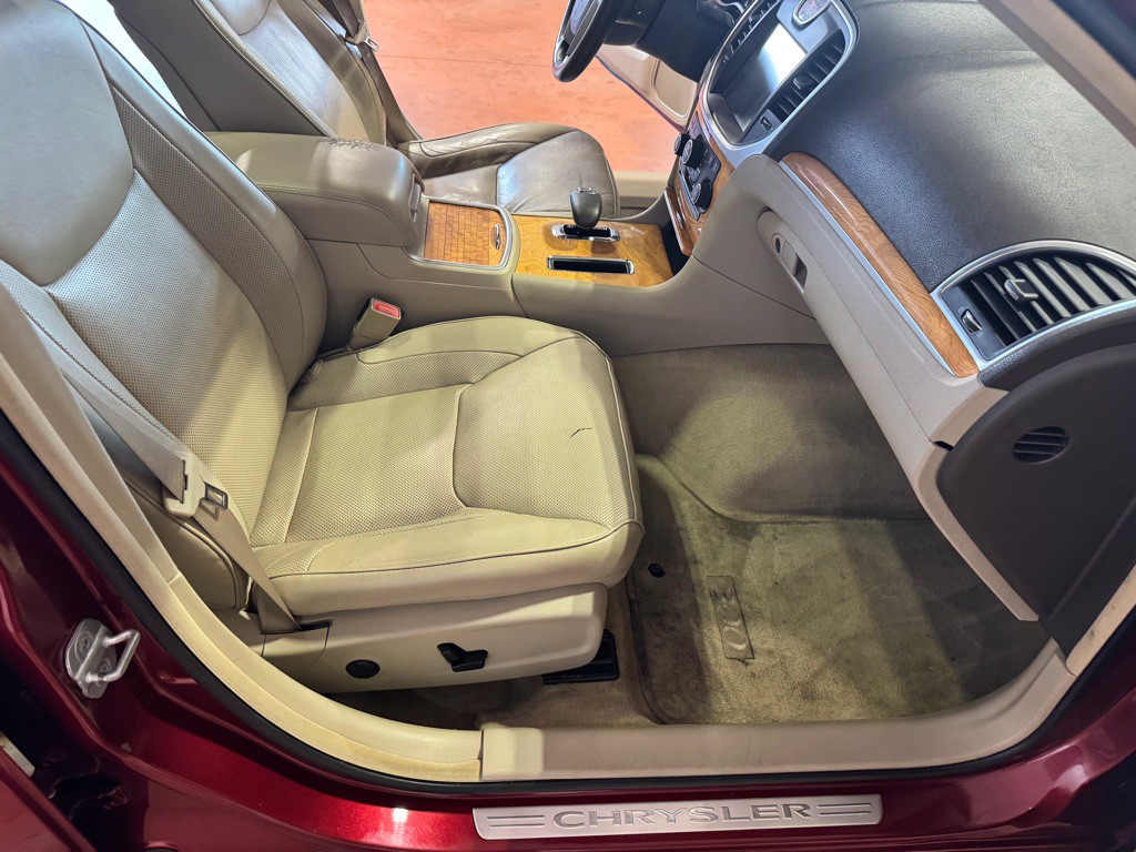 2012 Chrysler 300 Image 23