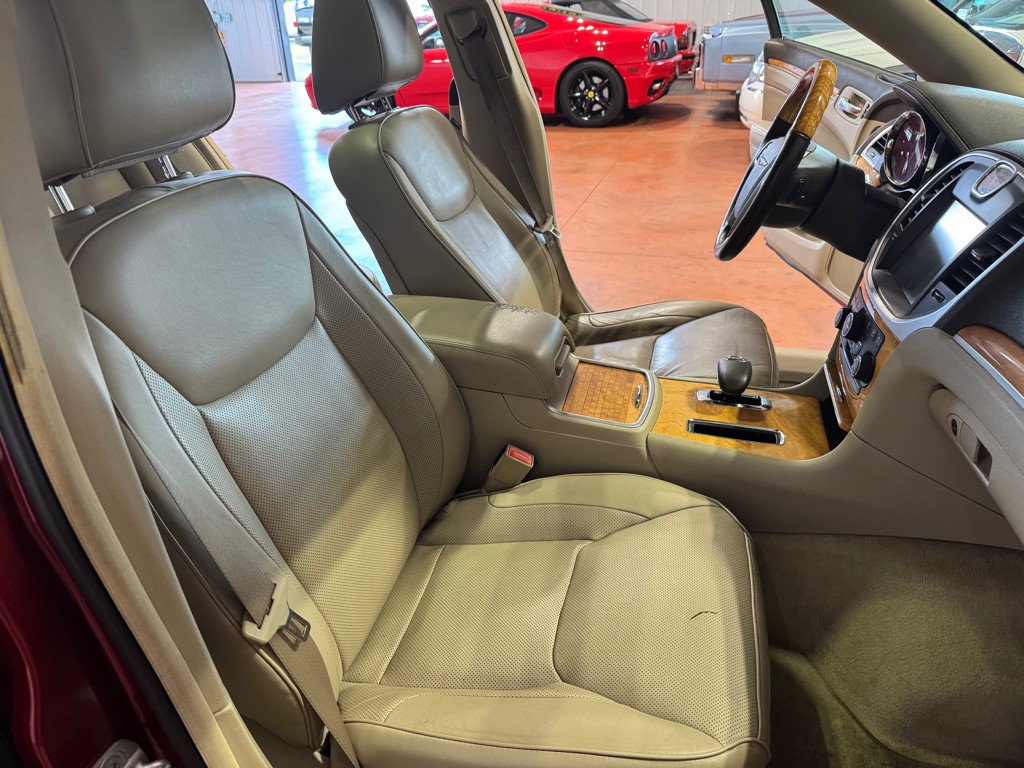 2012 Chrysler 300 Image 24